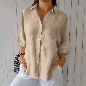 Detail eines lässigen beige Baumwolle Leinen Hemdes mit praktischer Tasche für Damen