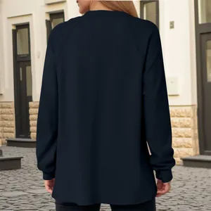 Achteraanzicht van een casual marineblauw damessweatshirt met lange raglanmouwen.