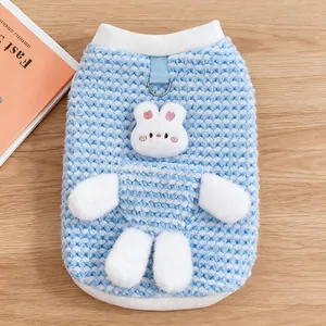 Dettaglio del simpatico maglione blu in peluche per animali con coniglio e anello D