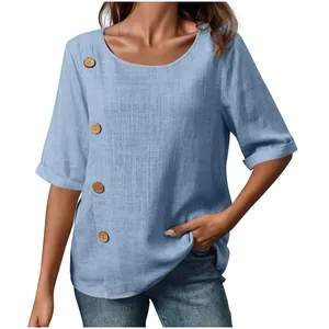 Dettaglio della trama in cotone e lino e dei bottoni decorativi in legno sul top blu.