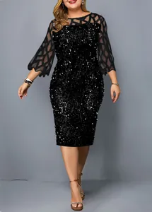 Elegantes schwarzes Kleid in Übergröße mit Pailletten und transparenten Netzärmeln.