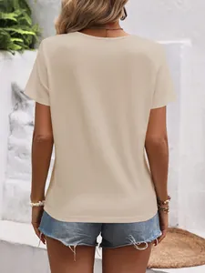 Vue arrière d'un t-shirt décontracté beige à manches courtes pour femme, idéal en été