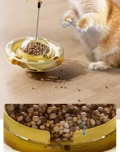 Gros plan sur le mécanisme de distribution de nourriture du jouet pour chat.