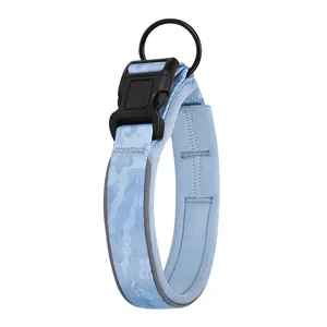 Gros plan d'un collier pour chien camouflage bleu clair avec bandes réfléchissantes et rembourrage.