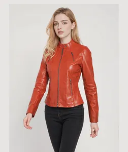 Ganzkörperansicht der leuchtend roten Motorradjacke, die ihre schmale Form betont.