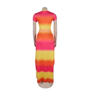 Achteraanzicht van tweedelige set met roze en gele kleurverloop, crop top en lange rok set