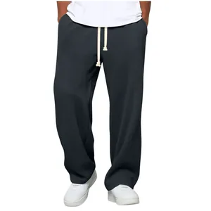 Détail d'un pantalon large en maille gaufrée gris foncé pour homme avec cordon