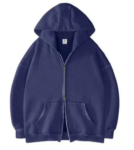 Detail van een marineblauwe oversized zware hoodie met functionele dubbele ritssluiting