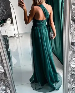 Vue de dos détaillée d'une élégante robe de soirée vert émeraude à une épaule avec voile en tulle.
