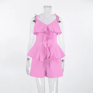 Détail d'un ensemble deux pièces en coton rose avec haut à volants et short assorti