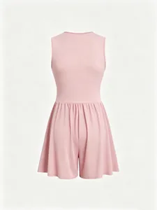 Detailansicht eines rosa ärmellosen Sommer-Jumpers mit ausgestelltem Gummibund