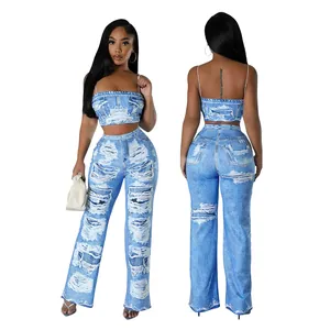 Ensemble sexy deux pièces imprimé denim avec haut à bretelles et pantalon évasé, vues de face