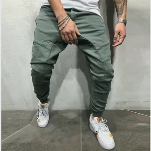 Detalle de pantalones jogger cargo verdes para hombre con múltiples bolsillos y puños