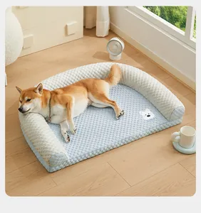 Detalle de sofá cama para mascotas azul texturizado con soporte suave para perros pequeños