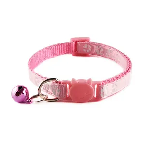 Verstelbare roze kattenhalsband met paars belletje en schattige kattenkop gesp, pootafdrukken.