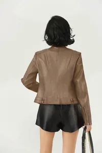 Vue arrière d'une veste en similicuir marron ajustée avec col montant et zips