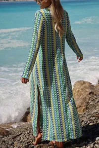 Vista posteriore di un copricostume lungo a righe colorate in maglia con lo spacco