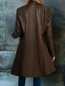 Vista trasera detallada de una elegante gabardina de cuero sintético marrón mujer