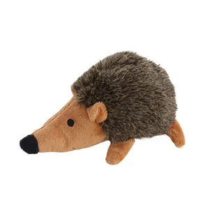 Vista detallada de un juguete para perros de erizo de peluche con textura de piel real.