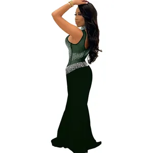Elegante vista lateral de un vestido largo ajustado sexy con diamantes y malla para club