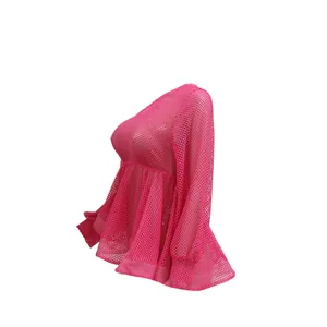 Primo piano dettagliato di una maglia in rete rosa a spalla scoperta molto ampia