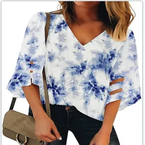 Λεπτομέρεια της μπλε tie-dye μπλούζας με λαιμόκοψη V και μανίκια καμπάνα με πλέγμα