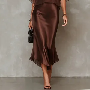 Jupe midi élégante en satin marron moka avec un ourlet sirène fluide pour soirées