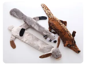 Primo piano di tre diversi giocattoli in peluche per cani in stili procione, leopardo e coniglio.