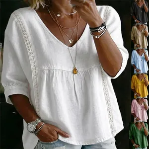 Detail der Damen-Bluse mit Spitzen-V-Ausschnitt und Dreiviertelarm in verschiedenen Farben