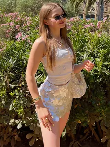 Eleganter sexy weißer Minirock mit großen Pailletten und figurbetonter Passform
