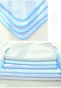 Nahaufnahme von 3D-atmungsaktiven Haustier-Kühlmatten mit Wabenstruktur in Blau.