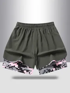 Dettaglio dei pantaloncini sportivi 2-in-1 con fodera mimetica rosa ed elastico.