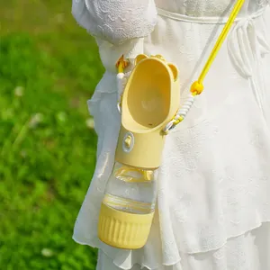 Tragbare Haustier-Wasserflasche für Hunde mit gelbem Gurt für Spaziergänge im Freien