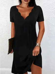 Vista dettagliata dell'elegante abito nero a maniche corte con scollo a V smerlato su modella