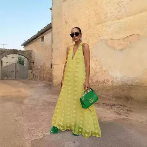 Robe de vacances élégante jaune à col licou et décolleté en V avec fleurs 3D et jupe ample