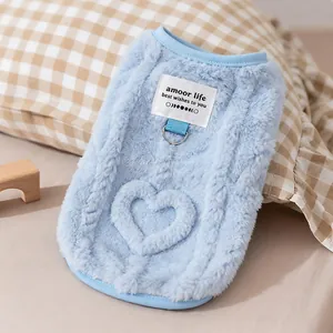 Detalle del chaleco de felpa azul para mascotas con diseño de corazón y anillo de correa.