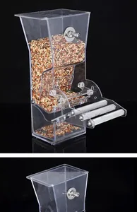Detailansicht der klaren Acrylstruktur dieses praktischen automatischen Vogelfutterspenders