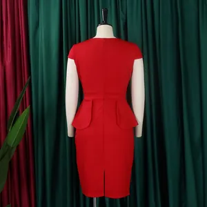 Detaillierte Rückansicht eines roten Peplum-Bleistiftkleides mit Schlitz und Zipper
