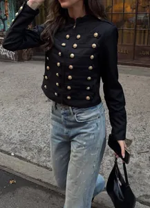 Détail de la veste courte rétro style britannique avec boutons dorés et col montant