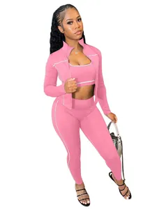 Vista dettagliata del set sportivo rosa 3 pezzi con giacca zip e leggings coordinati