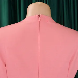 Detailansicht des unsichtbaren Reißverschlusses an diesem eleganten rosa Bleistiftkleid