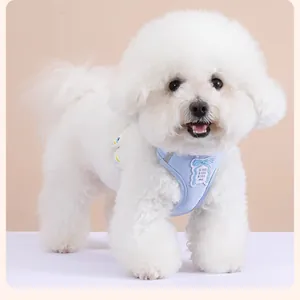 Vue détaillée du harnais pour chien bleu clair avec nœud papillon sur un chien blanc