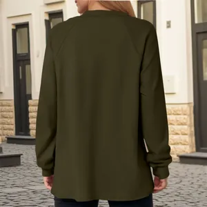 Achteraanzicht van een minimalistisch donkergroen dames sweatshirt met lange mouwen buiten