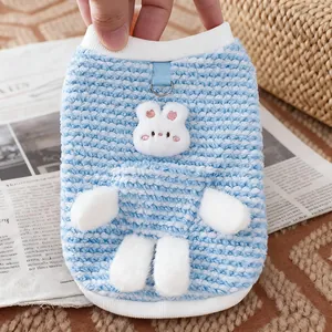 Dettaglio del gilet in pile azzurro per animali con coniglio 3D e anello a D per guinzaglio.