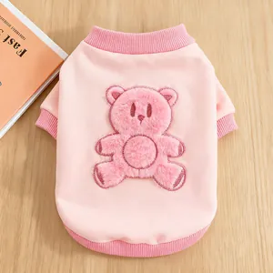Detailansicht eines rosa Hundepullovers mit flauschigem 3D-Bären-Patch-Detail.