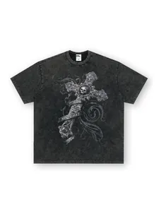 T-shirt vintage lavata ad acido stile streetwear con stampa grafica di teschio e croce
