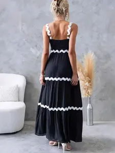 Robe longue noire à volants avec bordures festonnées blanches et dos nu élégant