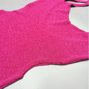Detailaufnahme des fuchsiafarbenen Strickstoffs mit feiner Textur und dem Design.