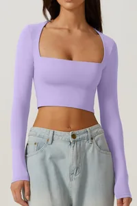 Détail du haut court lilas ajusté à manches longues et encolure carrée pour femmes