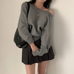 Maglione grigio con spalle scoperte in stile casual chic coreano su una modella